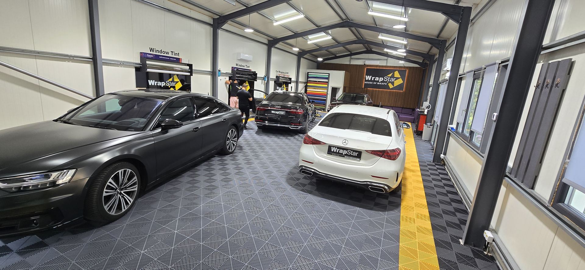 Interior atelier autorizat RAR pentru folii auto, Craiova, mașini în lucru