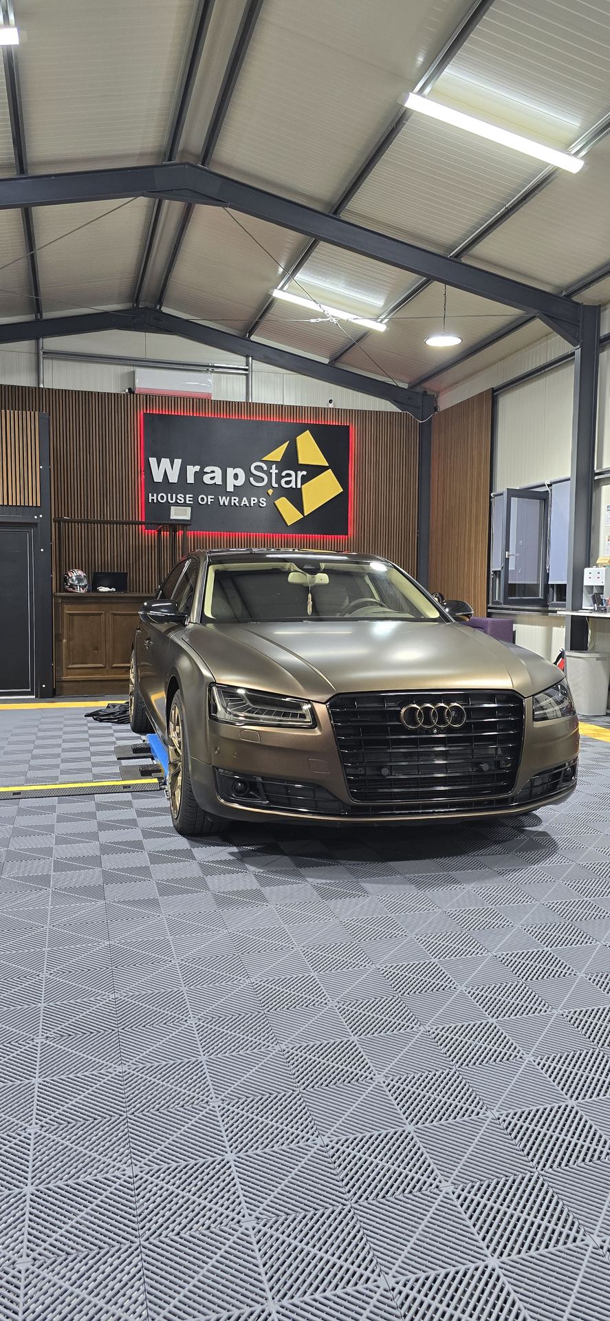 Audi A8 cu folie solară auto aplicată pe geamuri, atelier Craiova