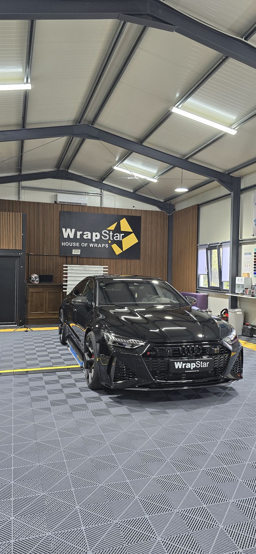Audi RS7 văzut din față, cu geamuri laterale foliate legal, Craiova