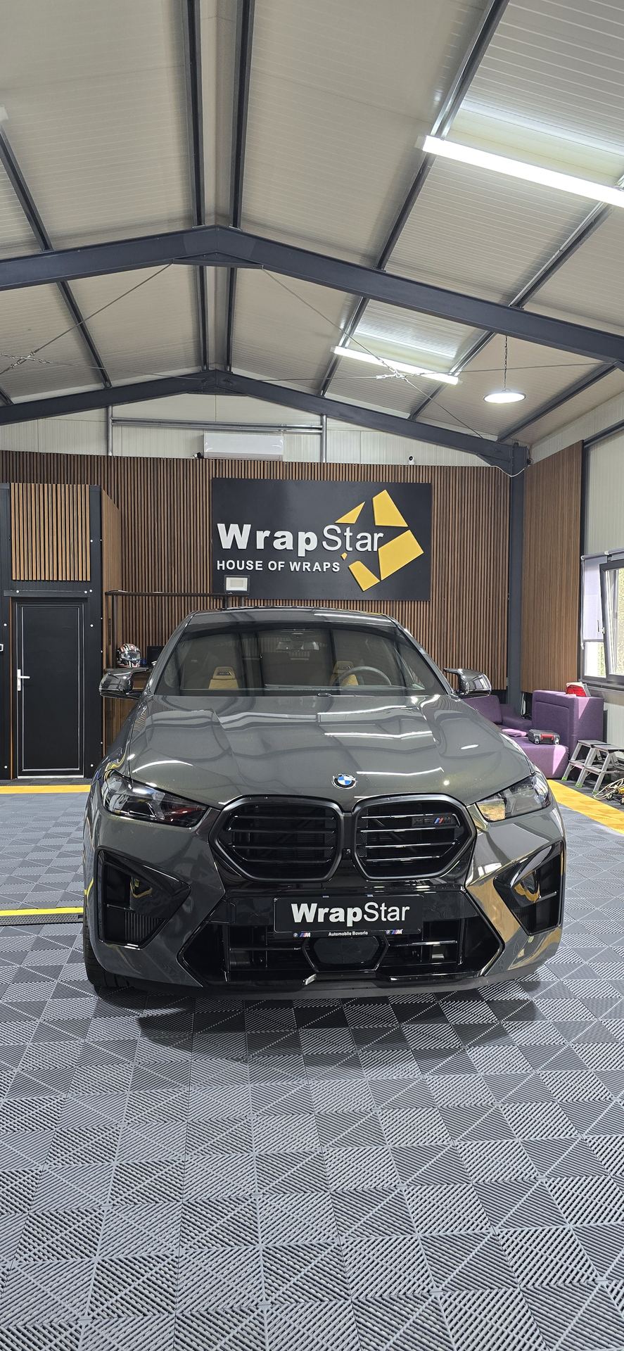 BMW X5 M cu folie auto ceramică, geamuri laterale foliate Craiova