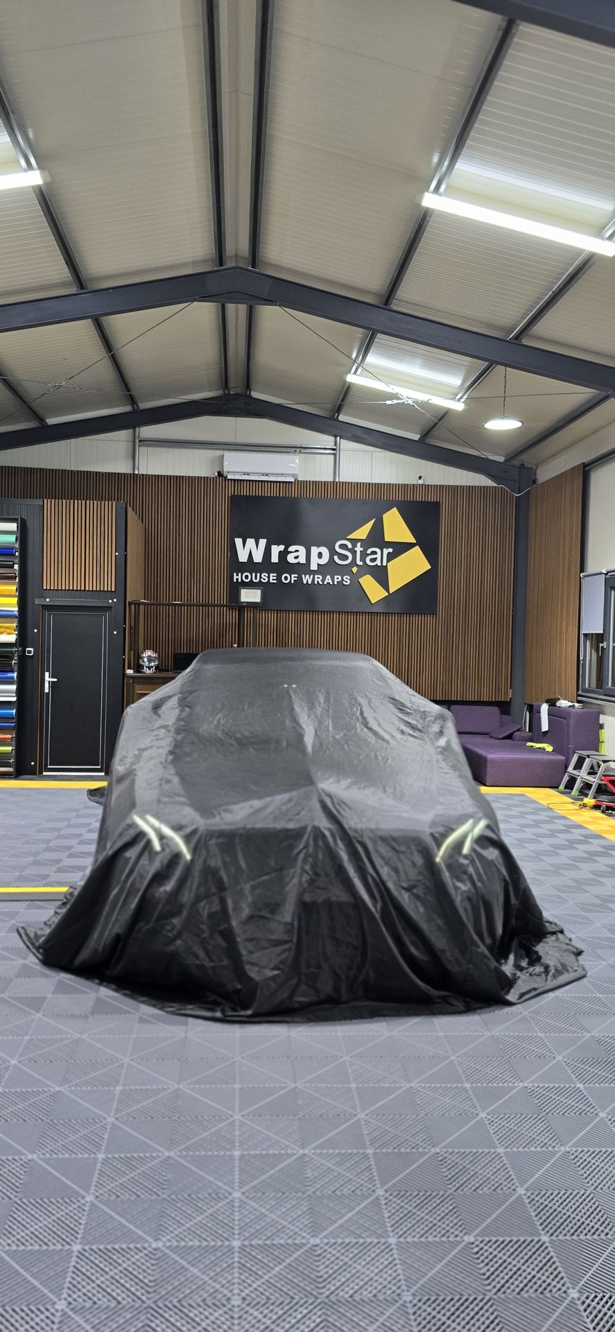Mașină acoperită, pregătită pentru predare după foliere auto, atelier Craiova
